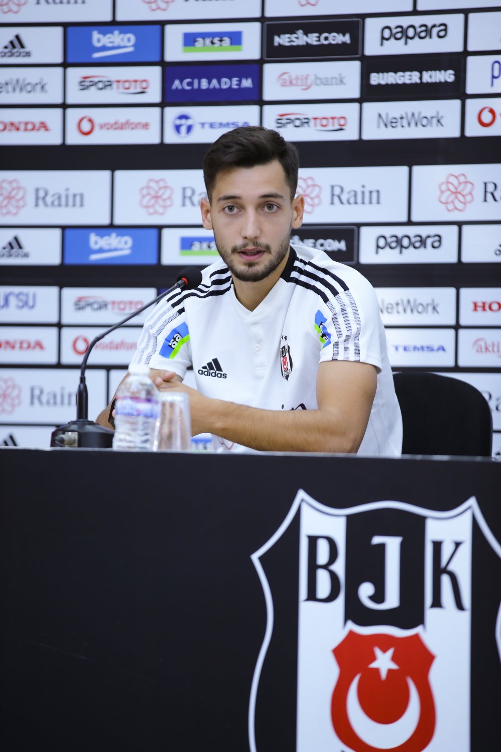 Beşiktaş'ta genç transferler basına tanıtıldı